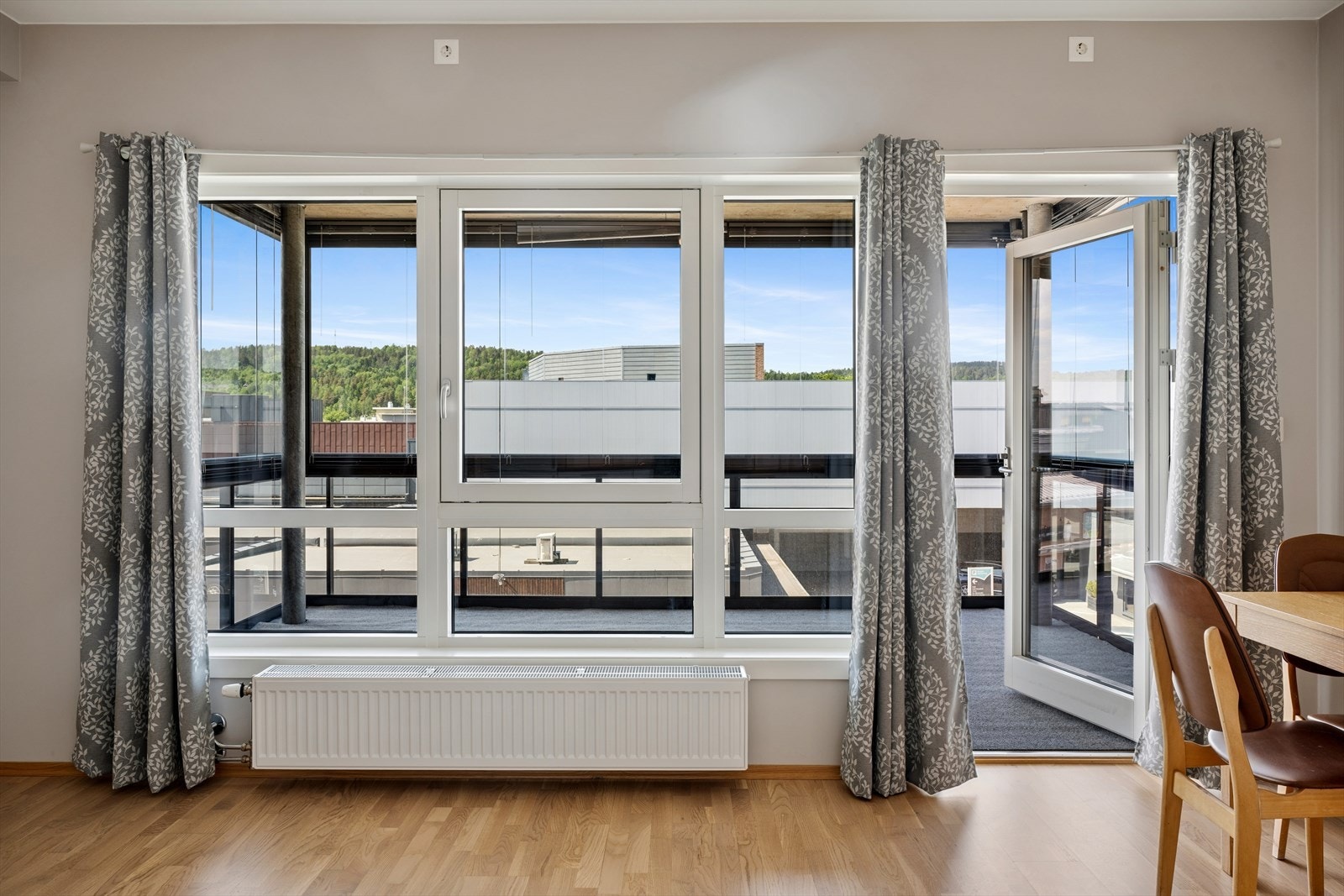 Store vindusflater i stuen slipper inn rikelig med dagslys. Galleribilde