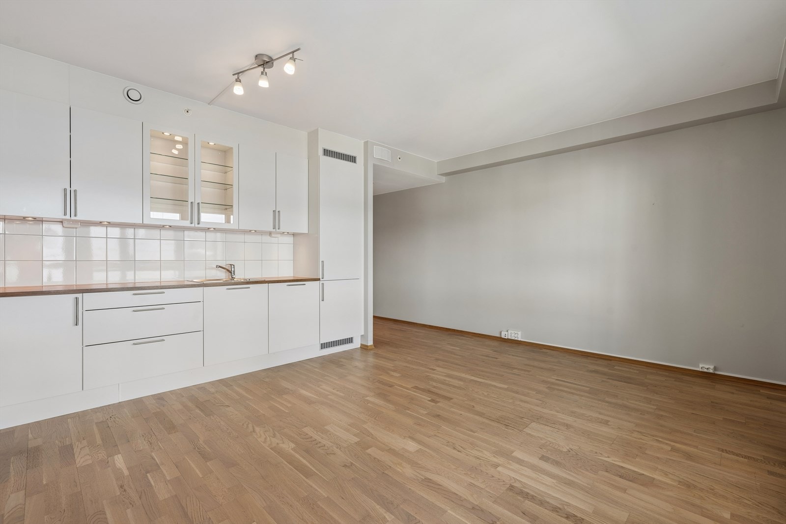 Den åpne sonen har god plass til spisegruppe og sofa. Galleribilde