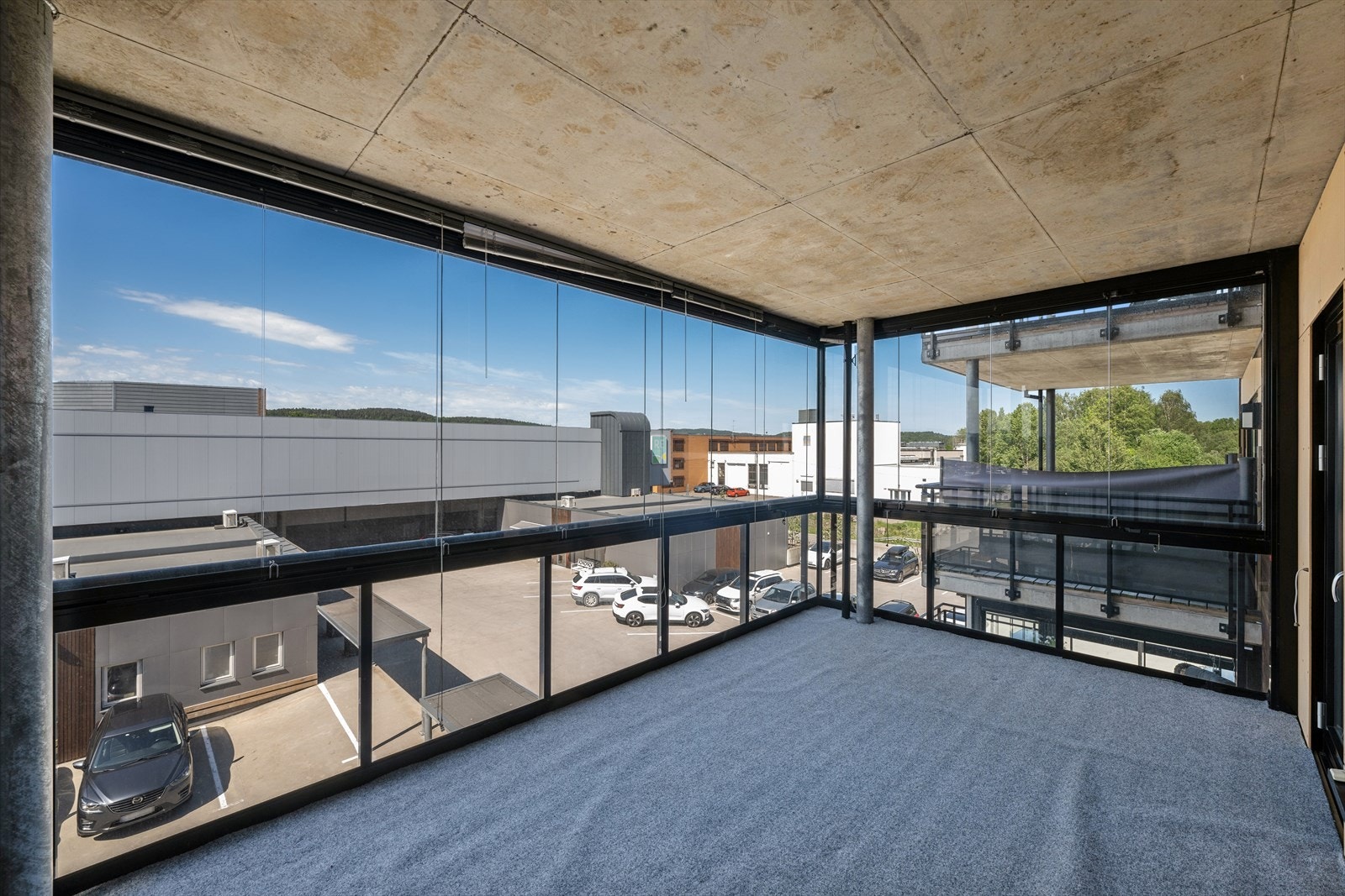 Uteplassen er på hele 13 m² og har god plass til diverse utemøblementer. Galleribilde