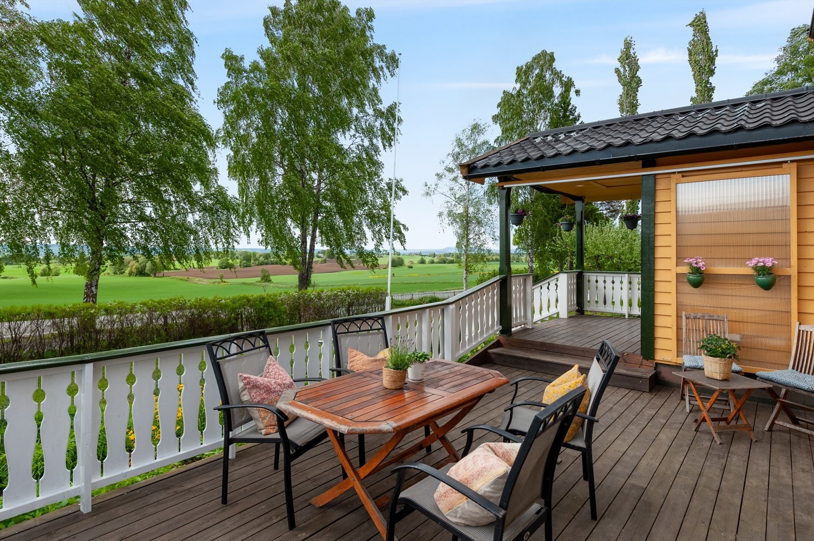 Fra stuen er det utgang til en romslig terrasse på 25 m², med god plass til utemøbler og utsikt over kulturlandskapet. Galleribilde