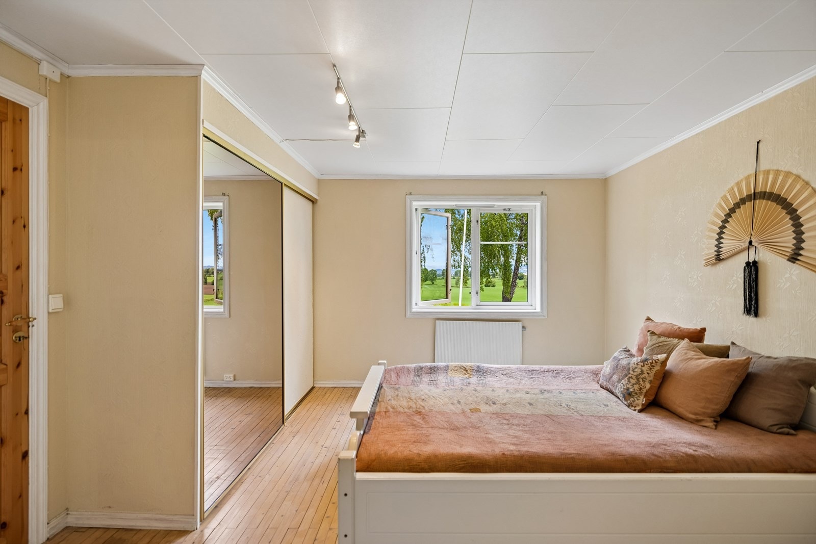 Rommet er utstyrt med en romslig skyvedørsgarderobe med speilfronter. Galleribilde