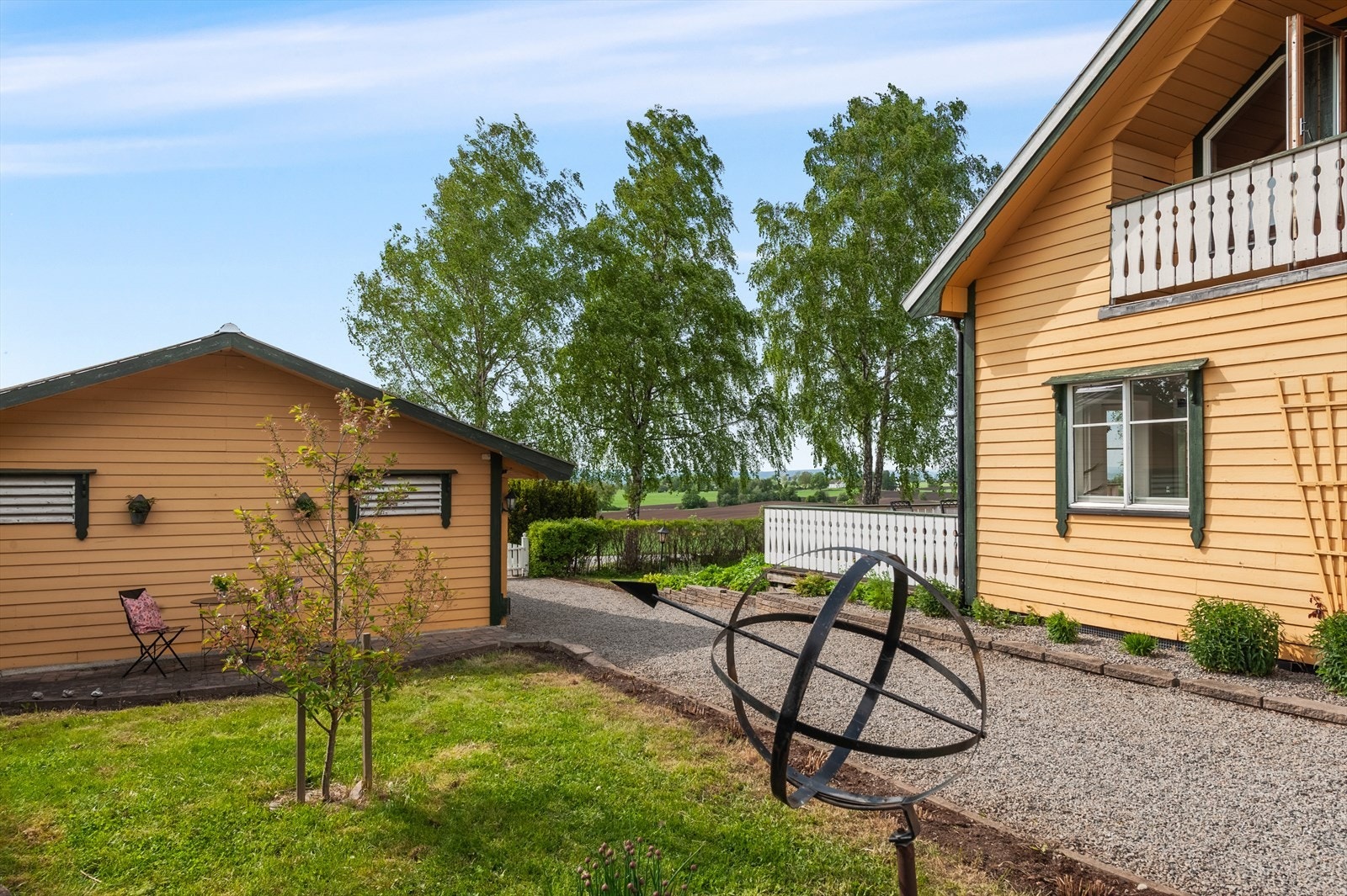 Gårdsplassen mellom boligen og garasjen er gruslagt og gir enkel adkomst. Galleribilde