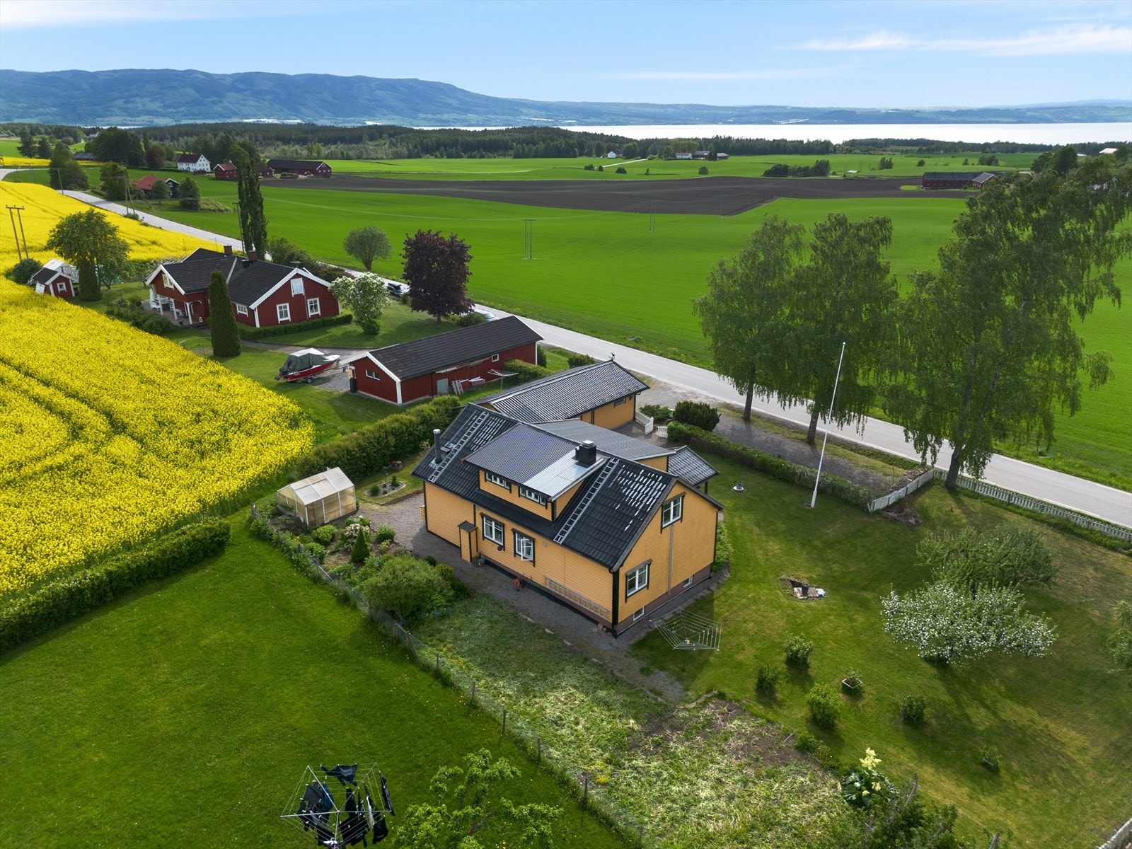 Eiendommen ligger i et åpent og landlig landskap i Stange Vestbygd, med kort vei til Mjøsa. Galleribilde