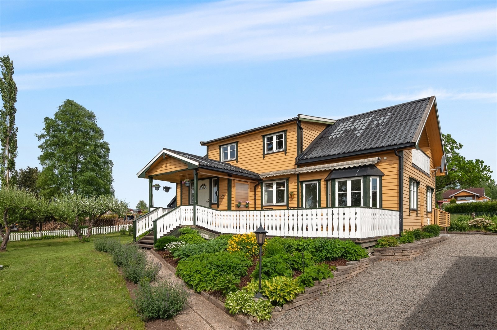 Eiendommen består av en enebolig over tre plan og en separat garasjebygning med dobbelgarasje, verksted og rikelig med bodplass. Galleribilde