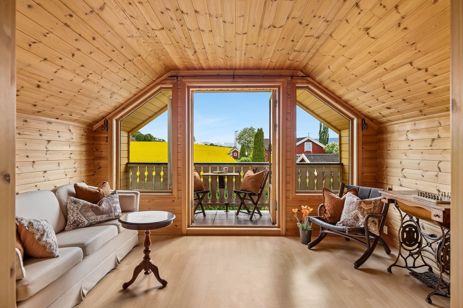 Fra loftstuen er det utgang til en takterrasse på 4 m². Galleribilde
