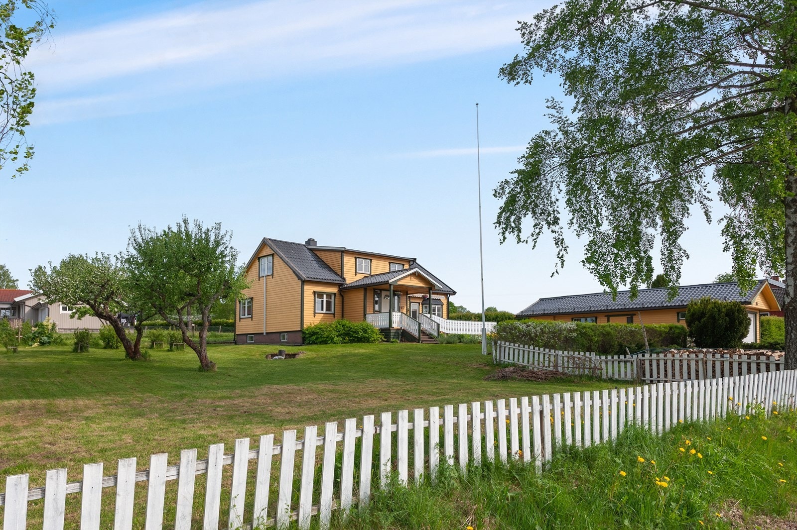Eiendommen ligger i et svakt skrånende terreng med en pent opparbeidet hage. Galleribilde