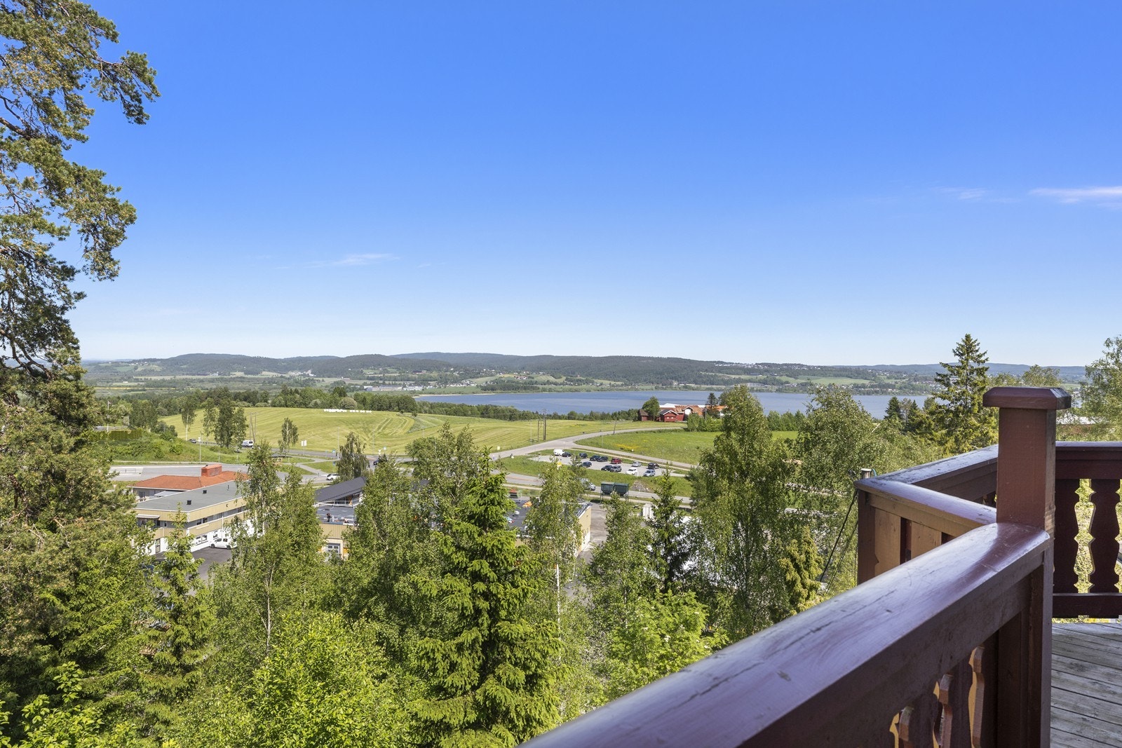 Fra terrassen som går langs hele fasaden kan du nyte flott utsikt over omgivelsene. Galleribilde