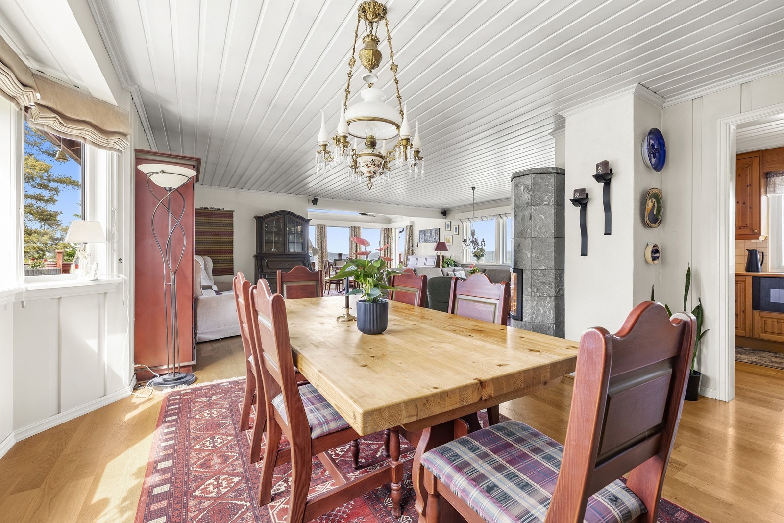 Spiseplassen har god plass til et større spisebord, og romløsningen gir en naturlig og harmonisk overgang mellom spise- og oppholdsdel. Galleribilde