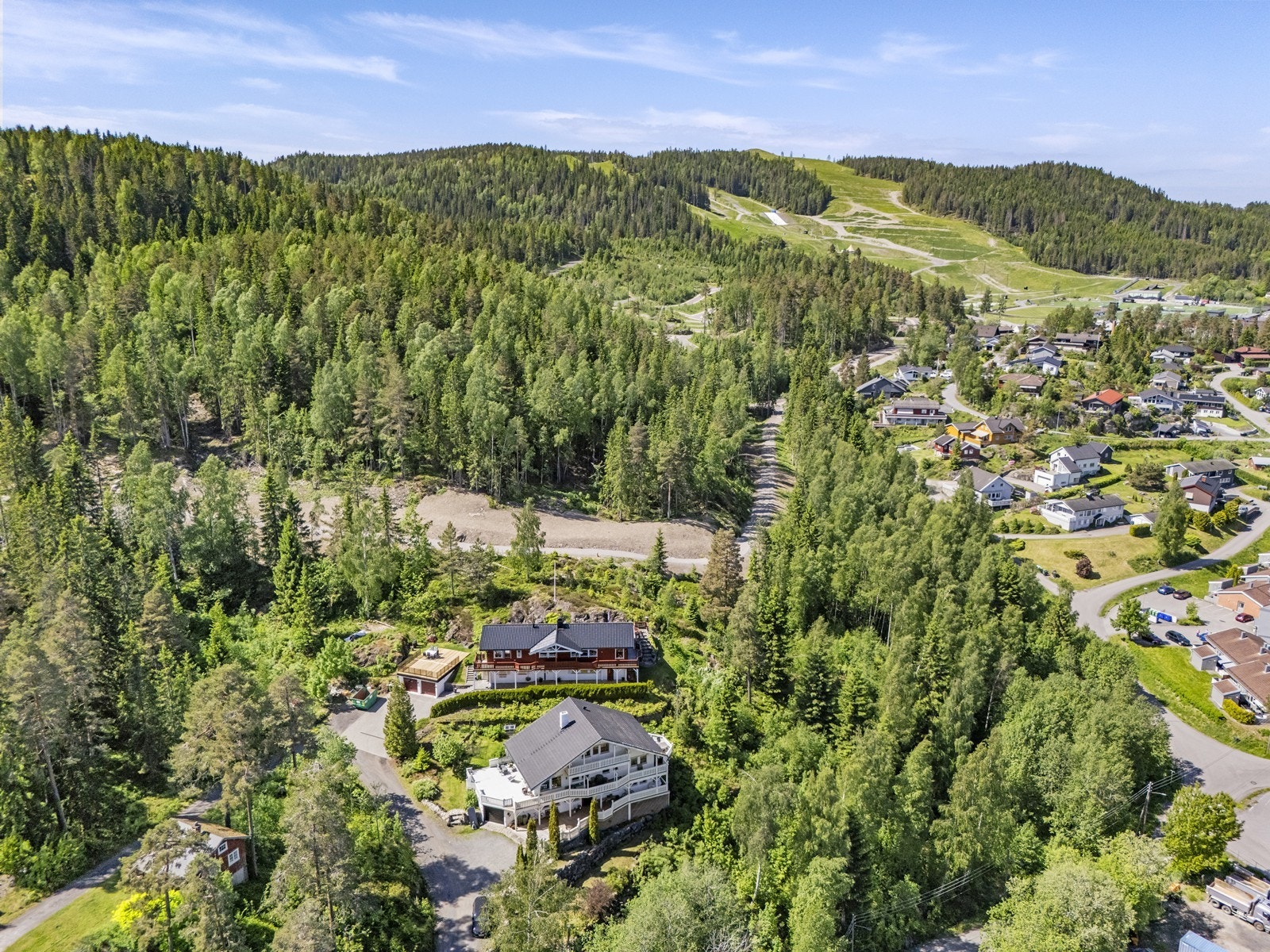 Eiendommen ligger i et etablert og rolig boligområde i Rælingen, med nærhet til Marikollen Skisenter. Galleribilde
