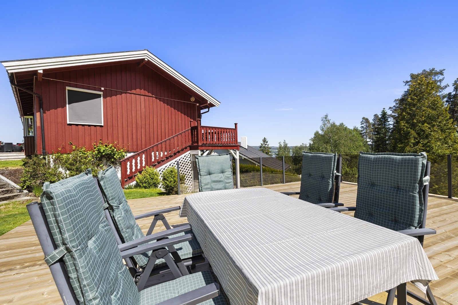 Uteplassen over garasjen gir rikelig med plass for en stor sittegruppe. Galleribilde