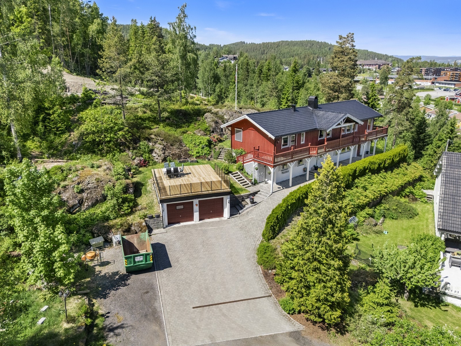 Dette er en innholdsrik og jevnlig oppgradert enebolig på Fjerdingby med flott utsikt mot Øyeren, flere solrike uteplasser og umiddelbar nærhet til skog og mark. Galleribilde
