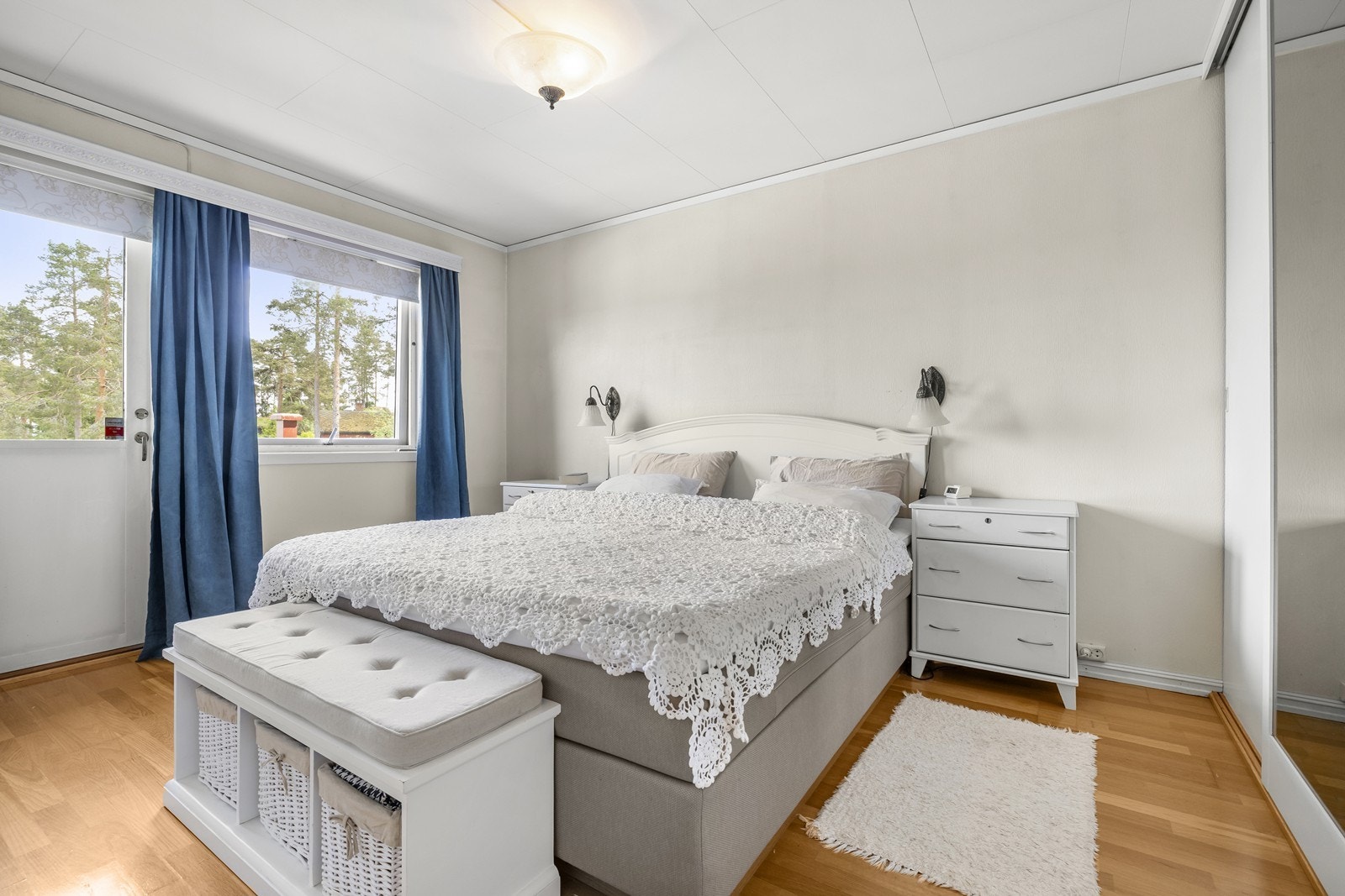 I overetasjen er det to soverom. Hovedsoverommet har plass til dobbeltseng med nattbord på begge sider og vindu mot hagen. Galleribilde
