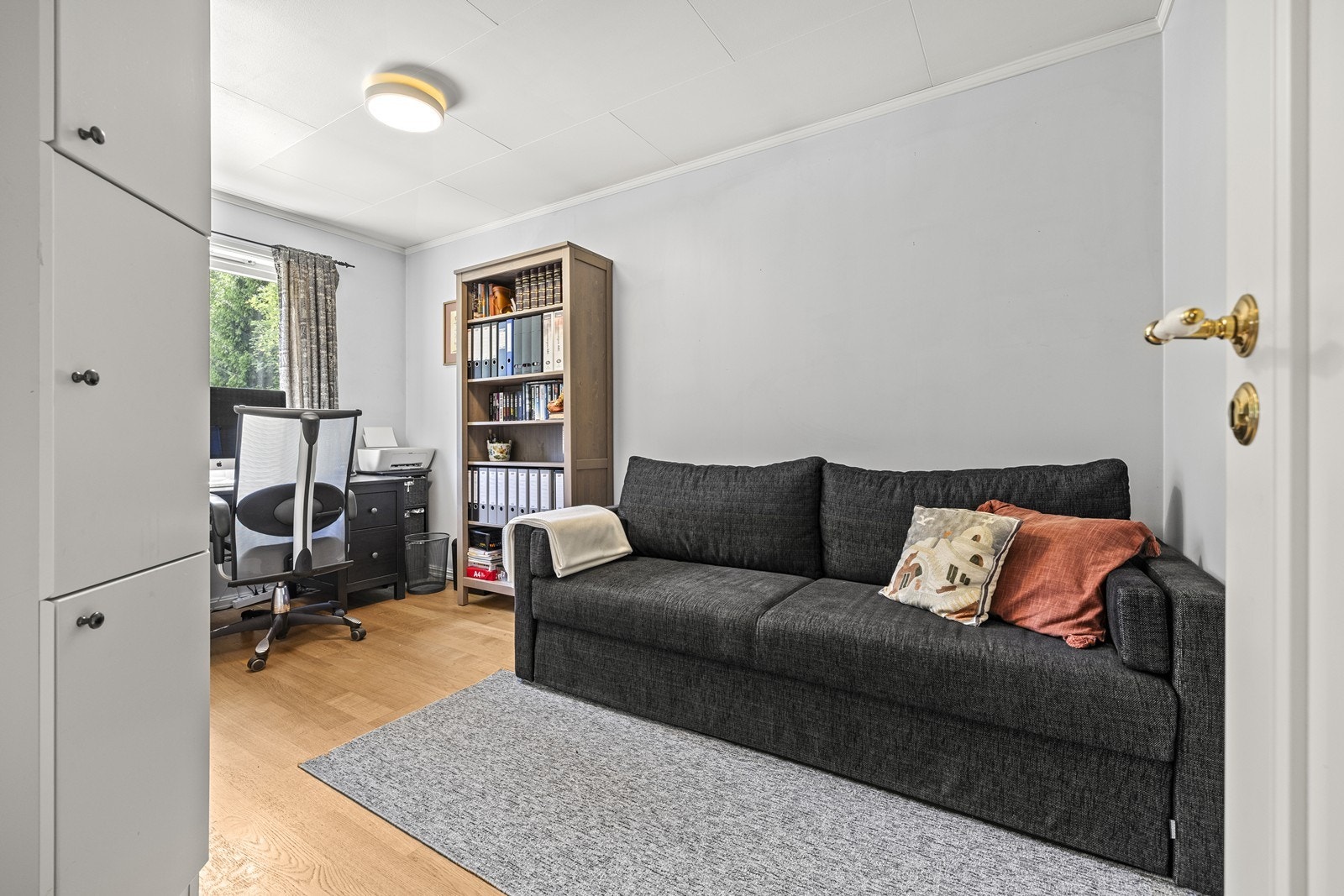 Det andre soverommet er noe mindre og brukes i dag som kombinert kontor og gjesterom, med plass til sovesofa og arbeidsplass. Galleribilde