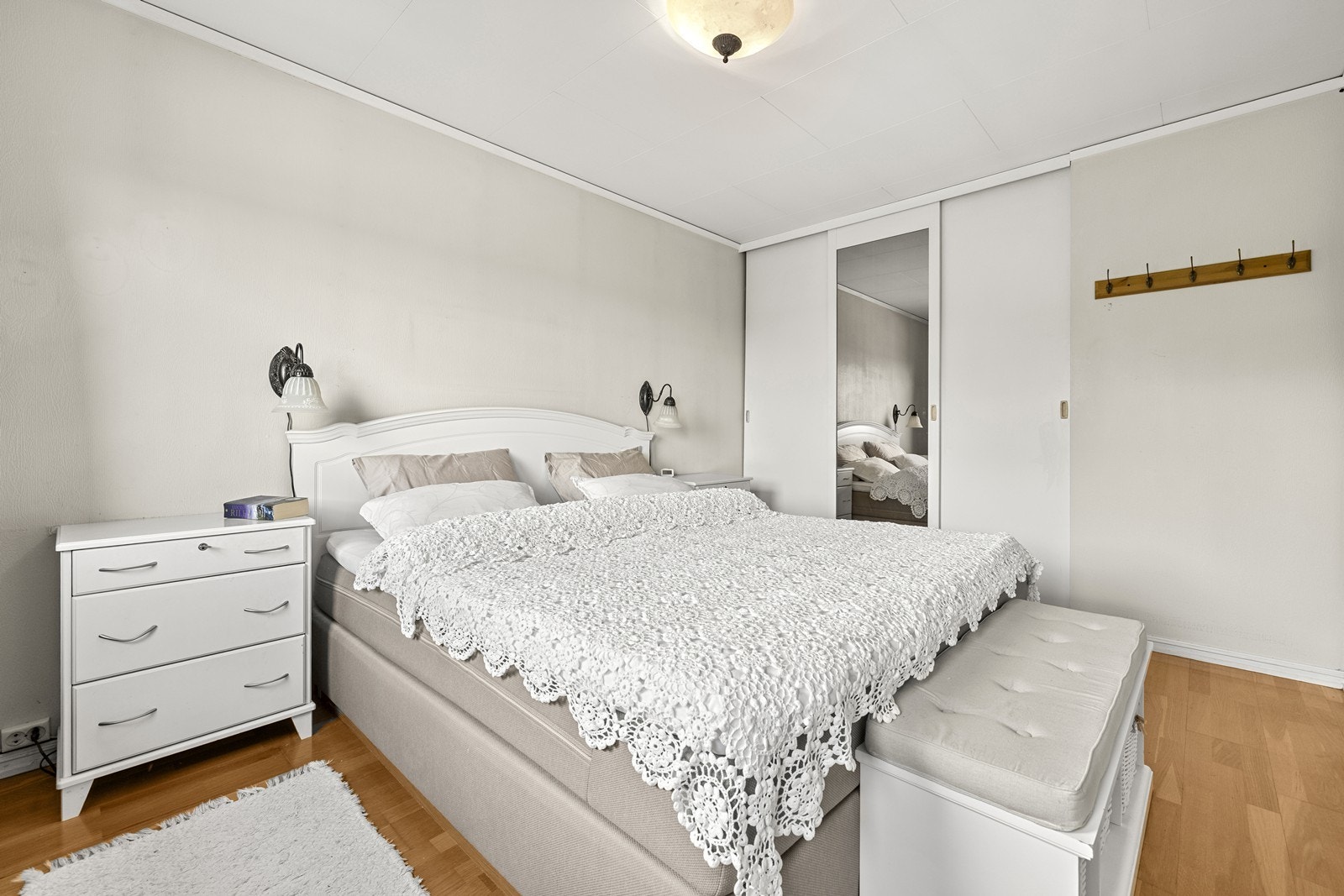 Rommet har parkett og innebygde skyvedørsskap langs én vegg. Galleribilde