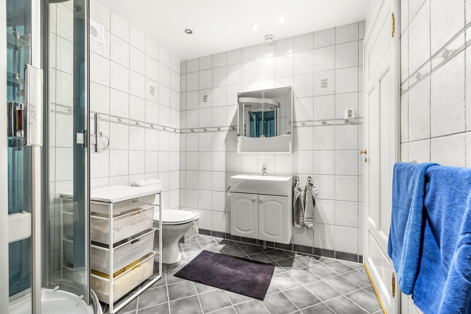 Badet er utstyrt med innredning med nedfelt servant og har mekanisk avtrekk. Galleribilde
