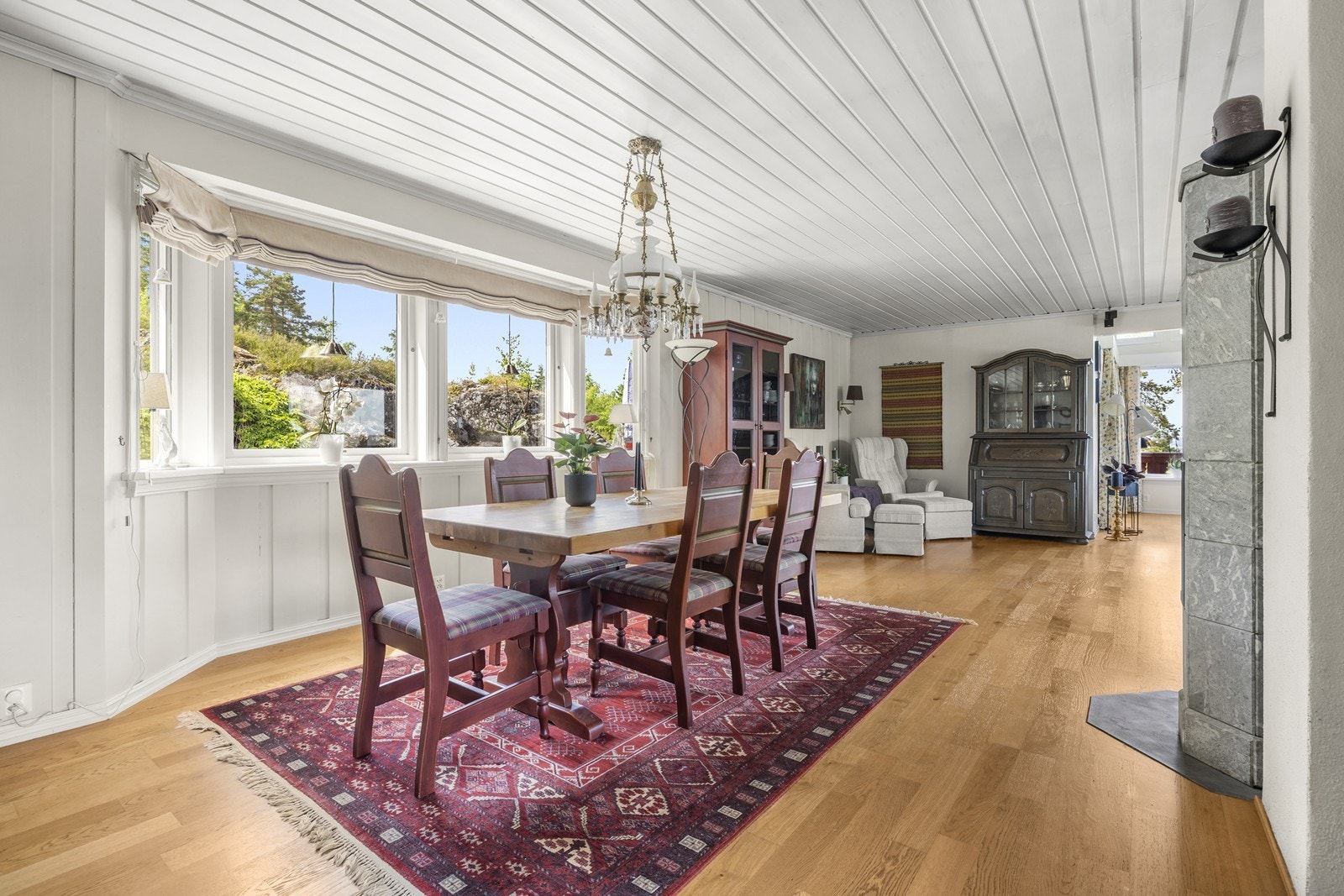 De store vindusflatene slipper inn godt med dagslys og bidrar til en lys og trivelig romfølelse. Galleribilde