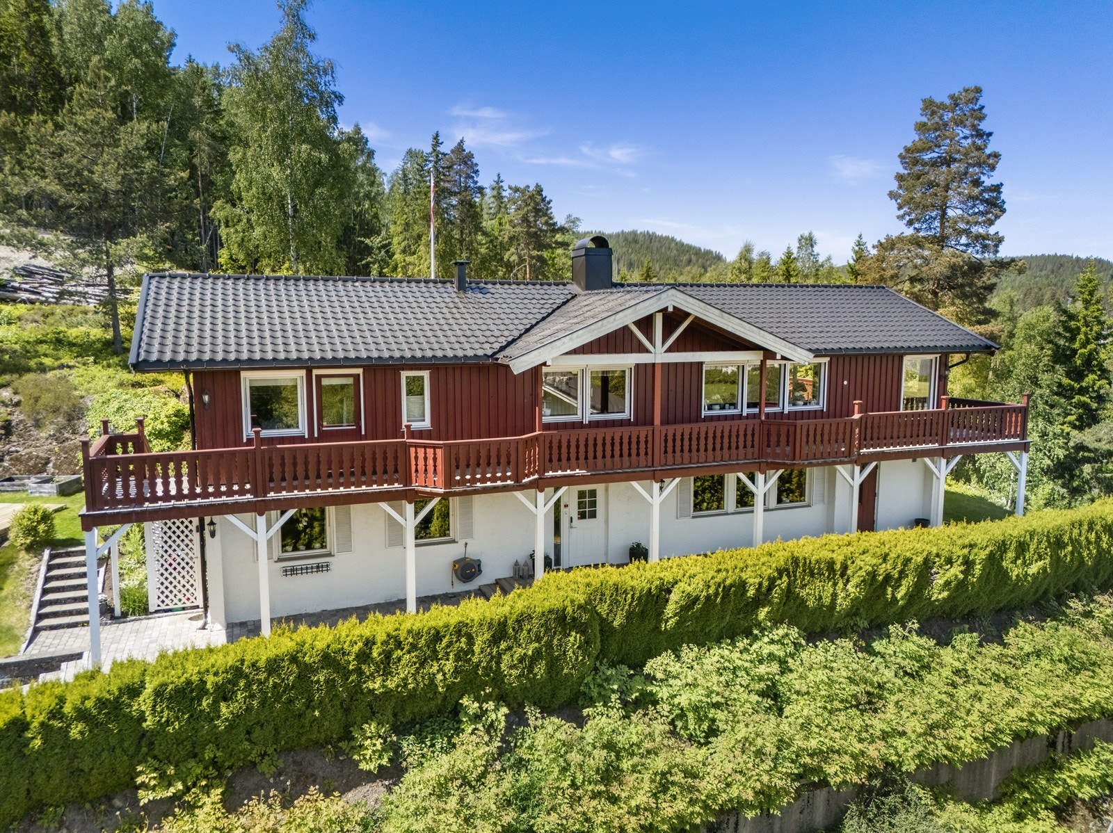 Boligen har en bindingsverkskonstruksjon fra 1982 og fasade med stående bordkledning. Galleribilde