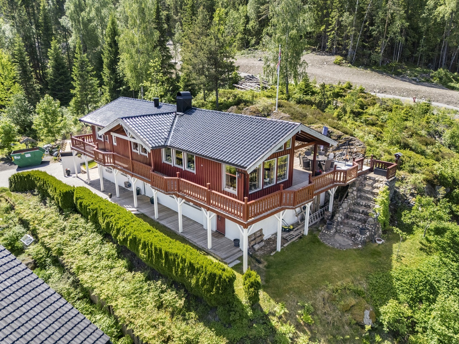Eiendommen ligger høyt og usjenert til, i en privat vei med Østmarka og Marikollen som nærmeste nabo. Galleribilde
