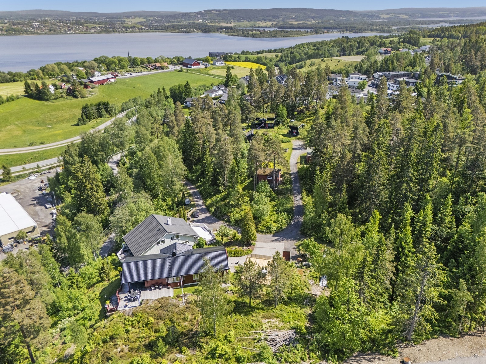 Høyt og fritt med utsikt over det omkringliggende landskapet og Øyeren. Galleribilde