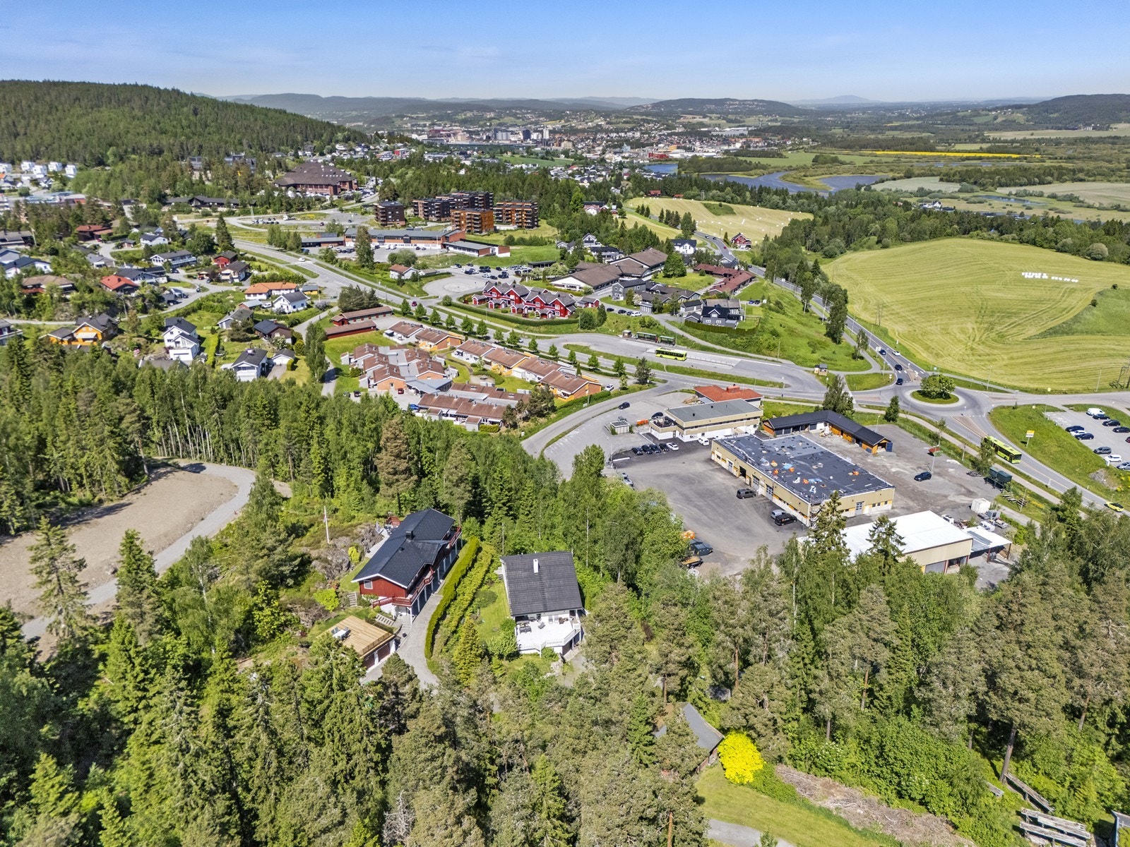 Fra eiendommen er det kort vei til servicetilbud og butikker, inkludert Lillestrøm Torv en kort kjøretur unna. Galleribilde