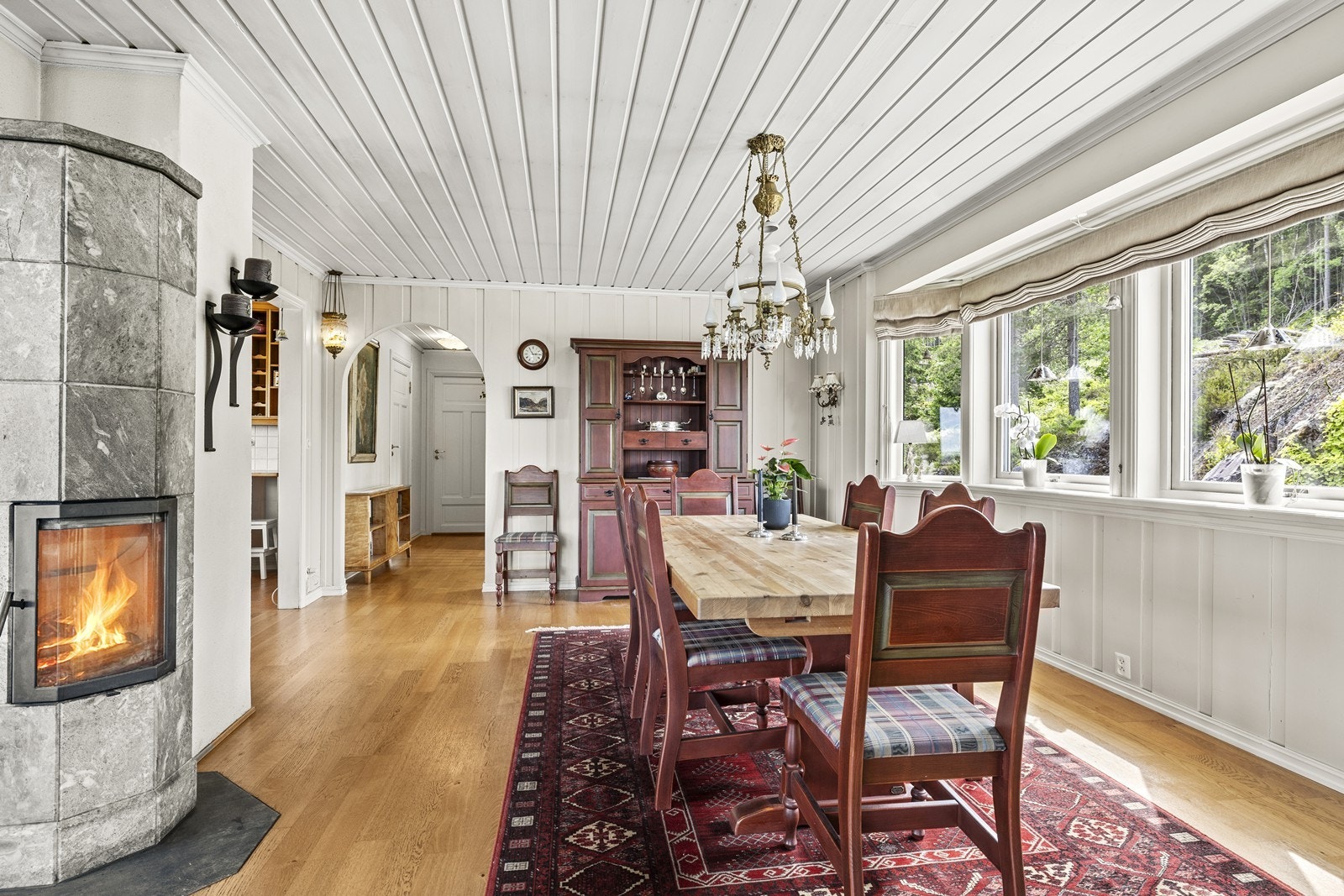 Videre fra spisestuen kommer du til en gang med inngang til to soverom og bad Galleribilde