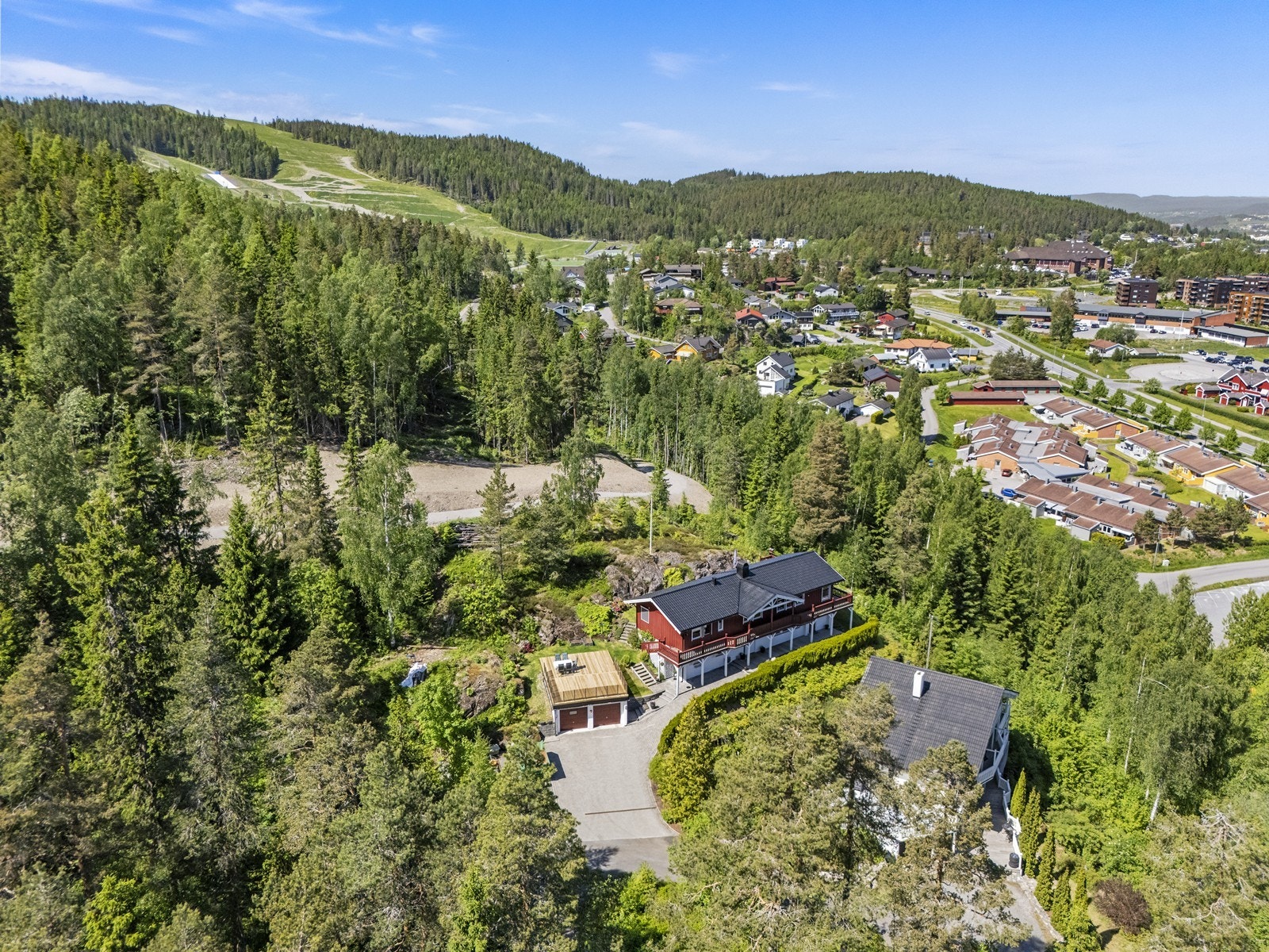 Marikollen Idrettspark, med et bredt aktivitetstilbud, ligger i umiddelbar nærhet. Galleribilde