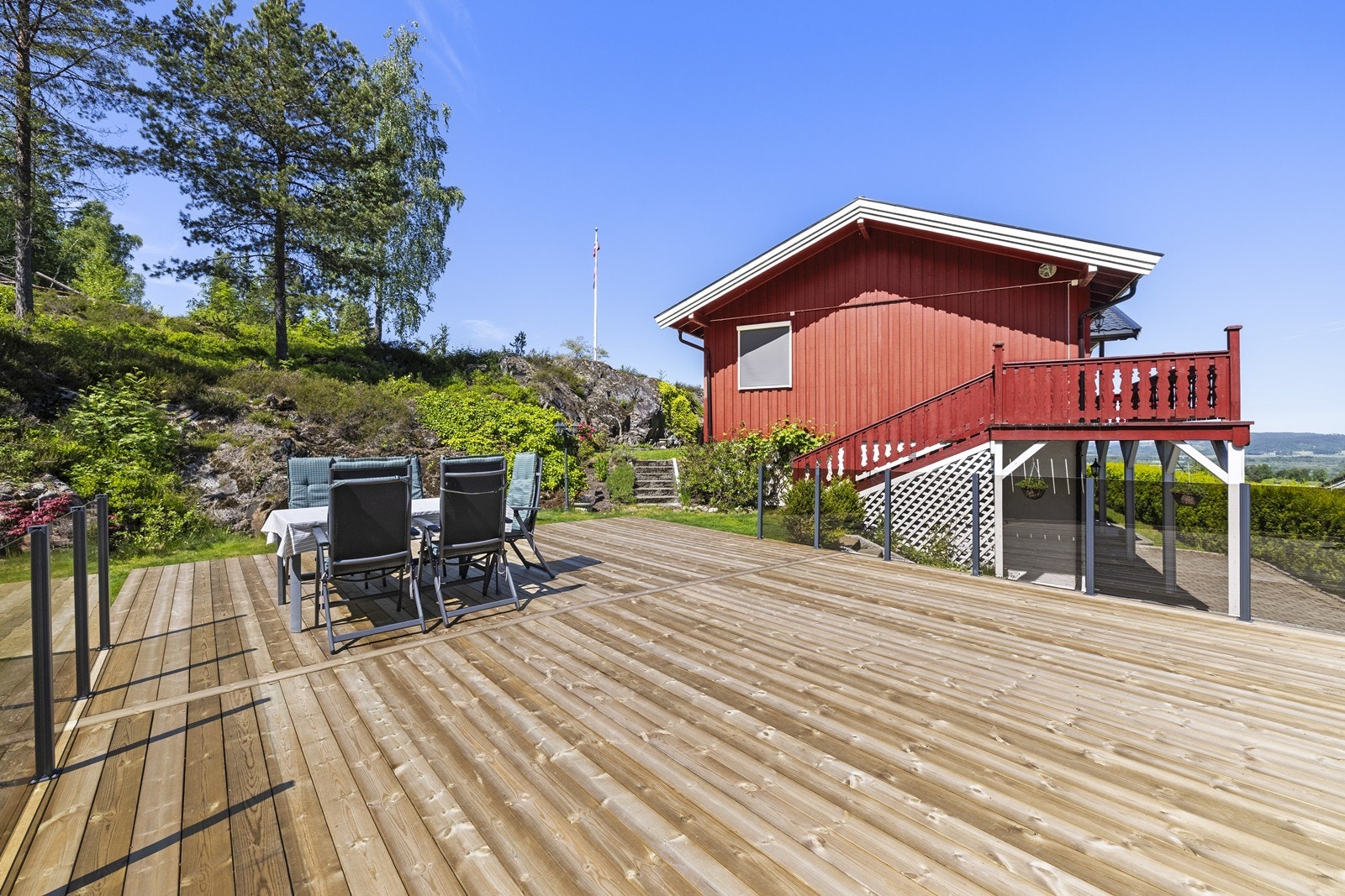 Den åpne uteplassen byr på gode lysforhold og rikelig med plass til både avslapning og sosiale sammenkomster. Galleribilde