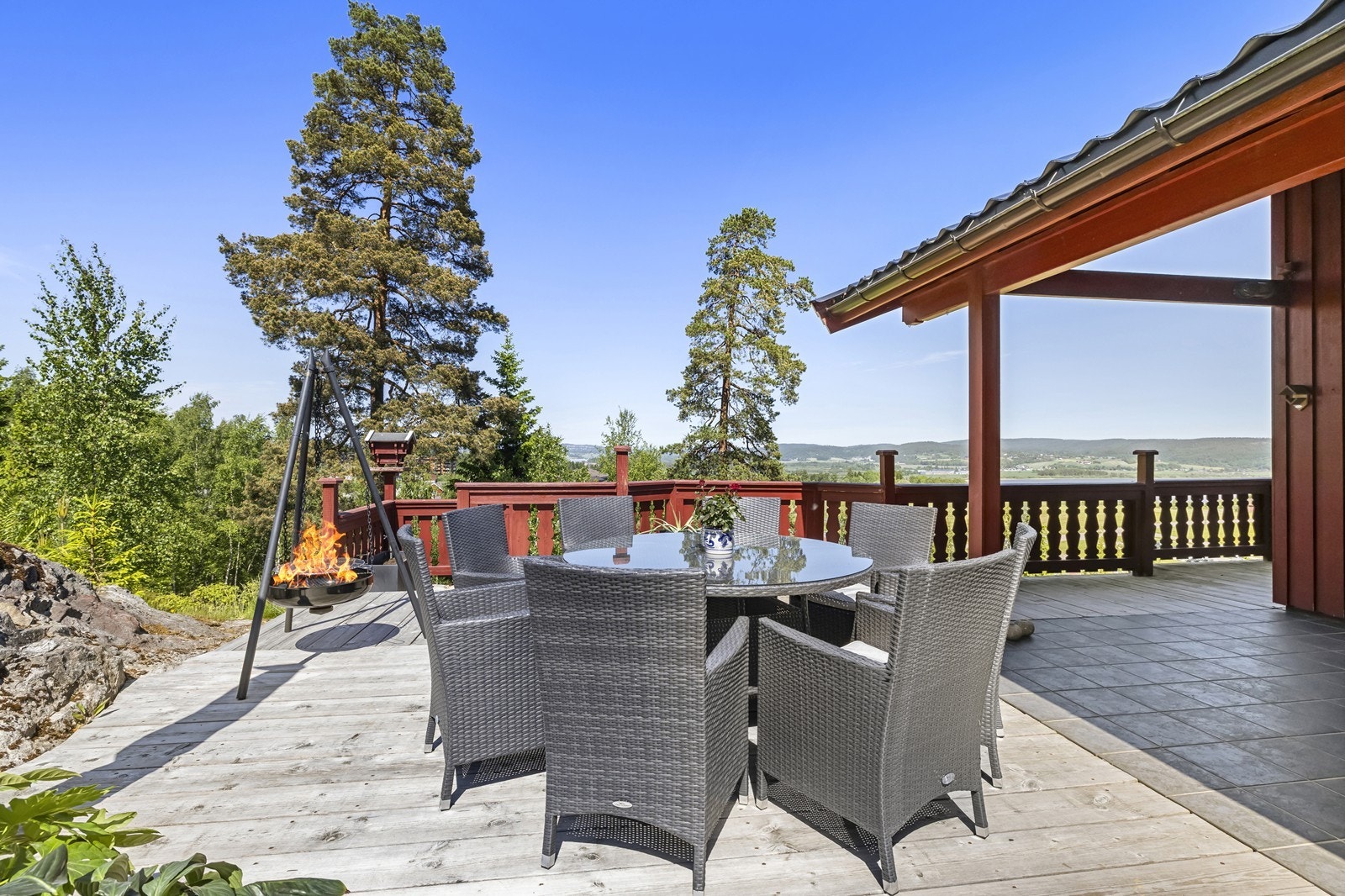 En sosial sone med plass til både spisebord og bålpanne. Galleribilde
