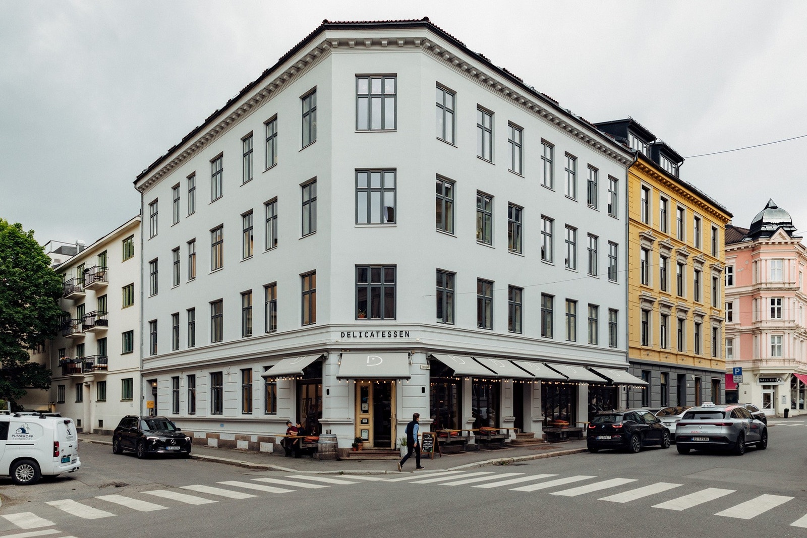 Området er kjent for sitt tilbud av kaffebarer, bakerier, restauranter og delikatesseforretninger, samt eksklusive spesialforretninger innen klær og mote. Galleribilde