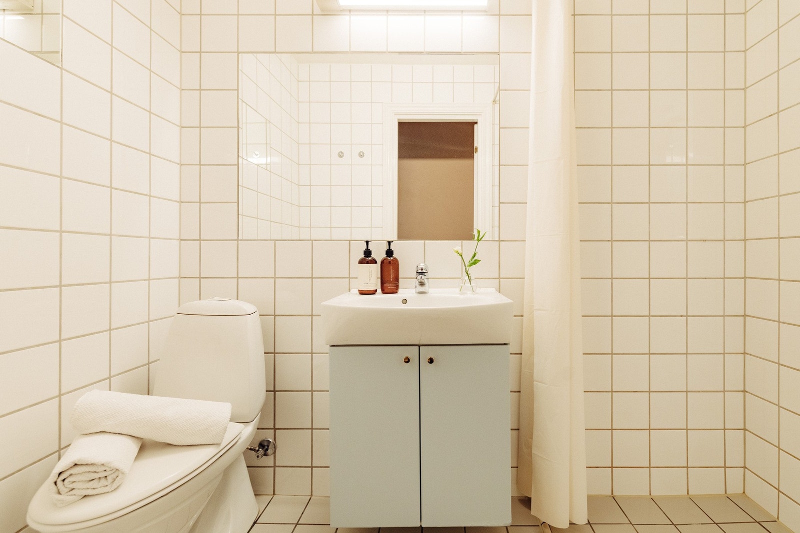 Badet har en funksjonell utforming med flislagte overflater som gir et tidløst uttrykk. Galleribilde