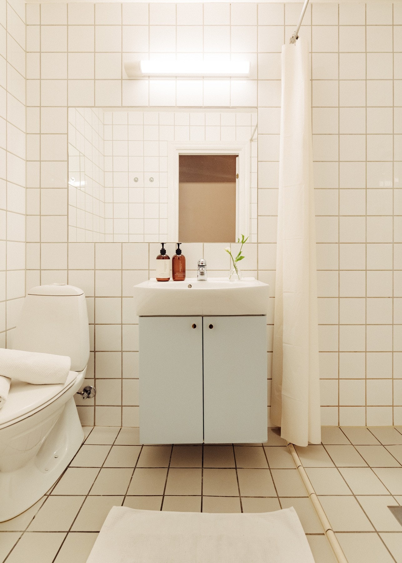 Badet har varmekabler i gulvene, servantinnredning, toalett og dusjhjørne. Galleribilde