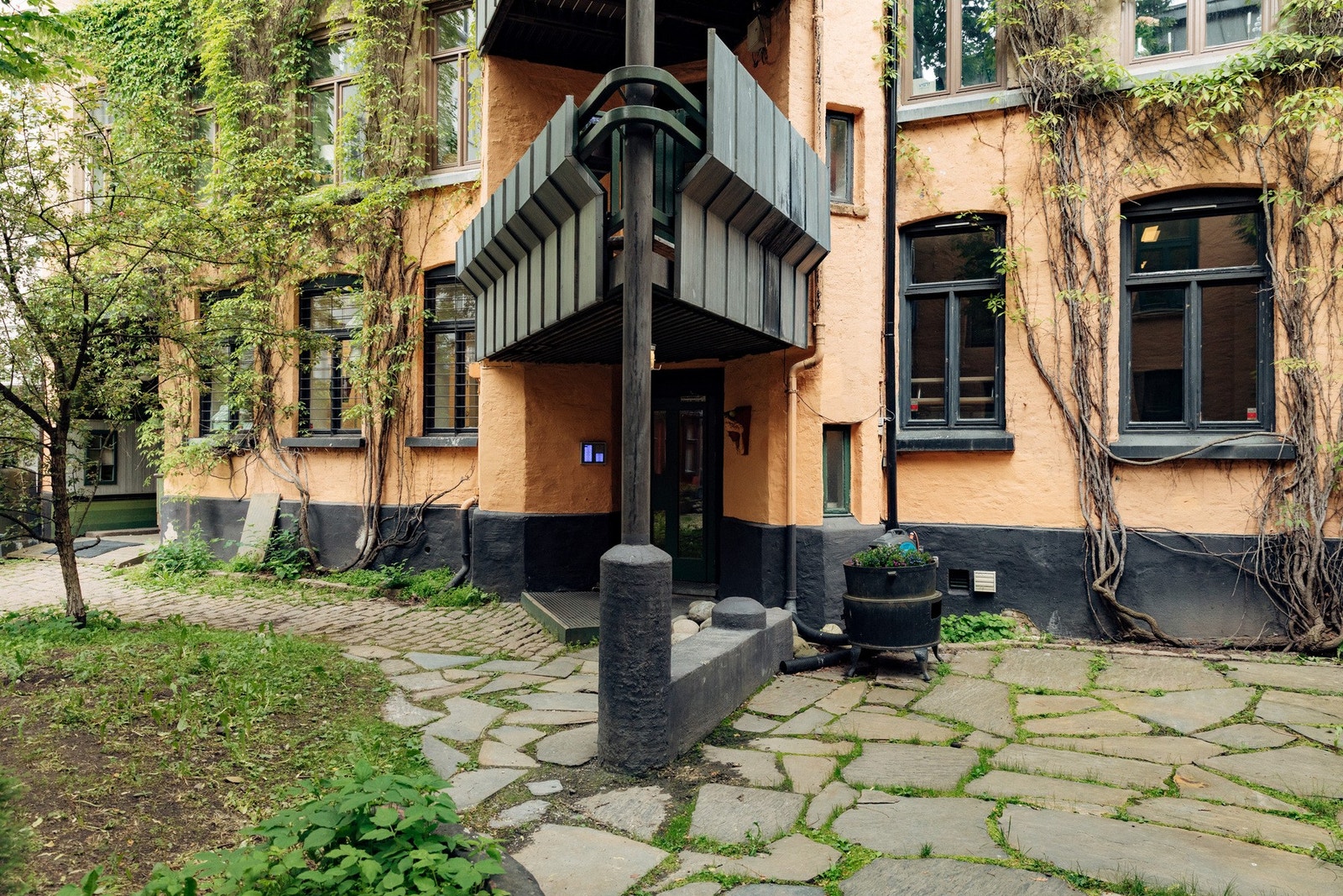 Bakgården og balkongene danner flotte rammer for avslappende sommerdager og hyggelige stunder utendørs. Galleribilde
