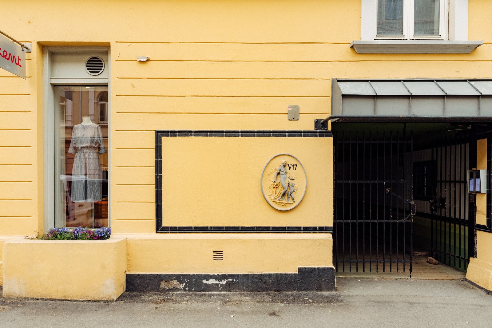 Bak en vakker bygårdsfasade fra 1902, i rolig sidegate til Bogstadveien, finner du denne sjarmerende 2-roms leiligheten. Galleribilde