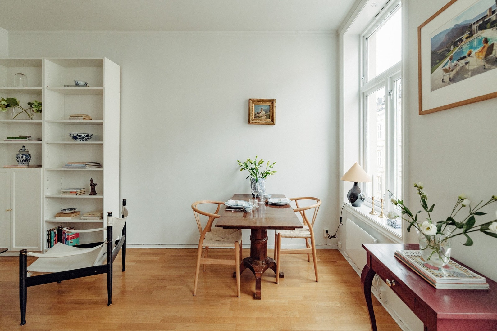 Planløsningen gir god plass til både spisebord ved kjøkkenet og en hyggelig stuesone. Galleribilde