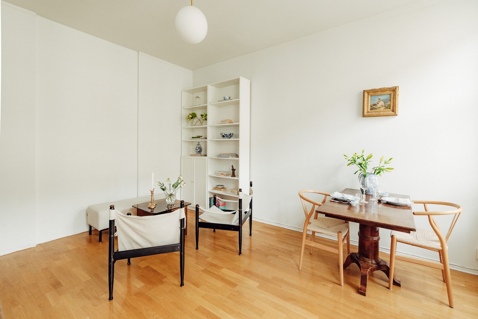 Oppholdsrommet kan enkelt innredes med to naturlige soner. Galleribilde