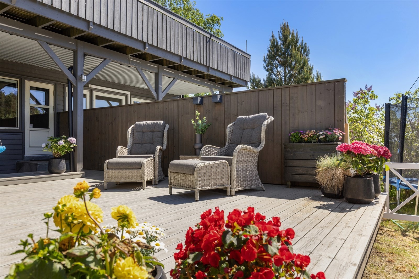 Solrik, vestvendt terrasse på ca. 31 m2 bygget i 2019. Galleribilde