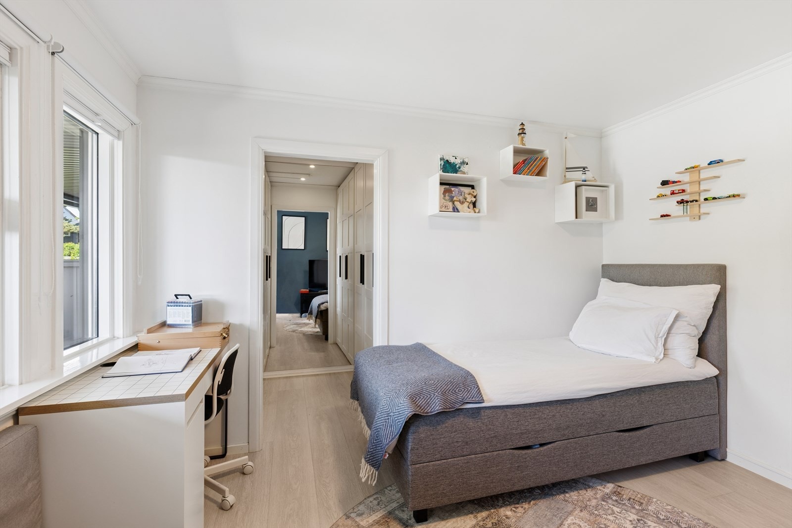 Hovedsoverom med walk-in garderobe. Galleribilde