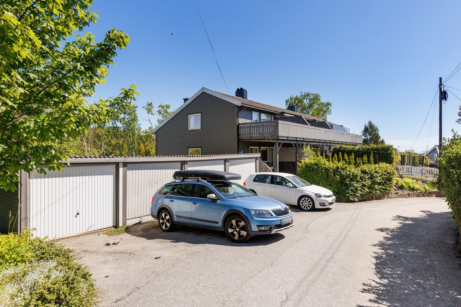 Det medfølger i tillegg egen garasje i rekke like ved boligen. Velkommen til visning! Galleribilde