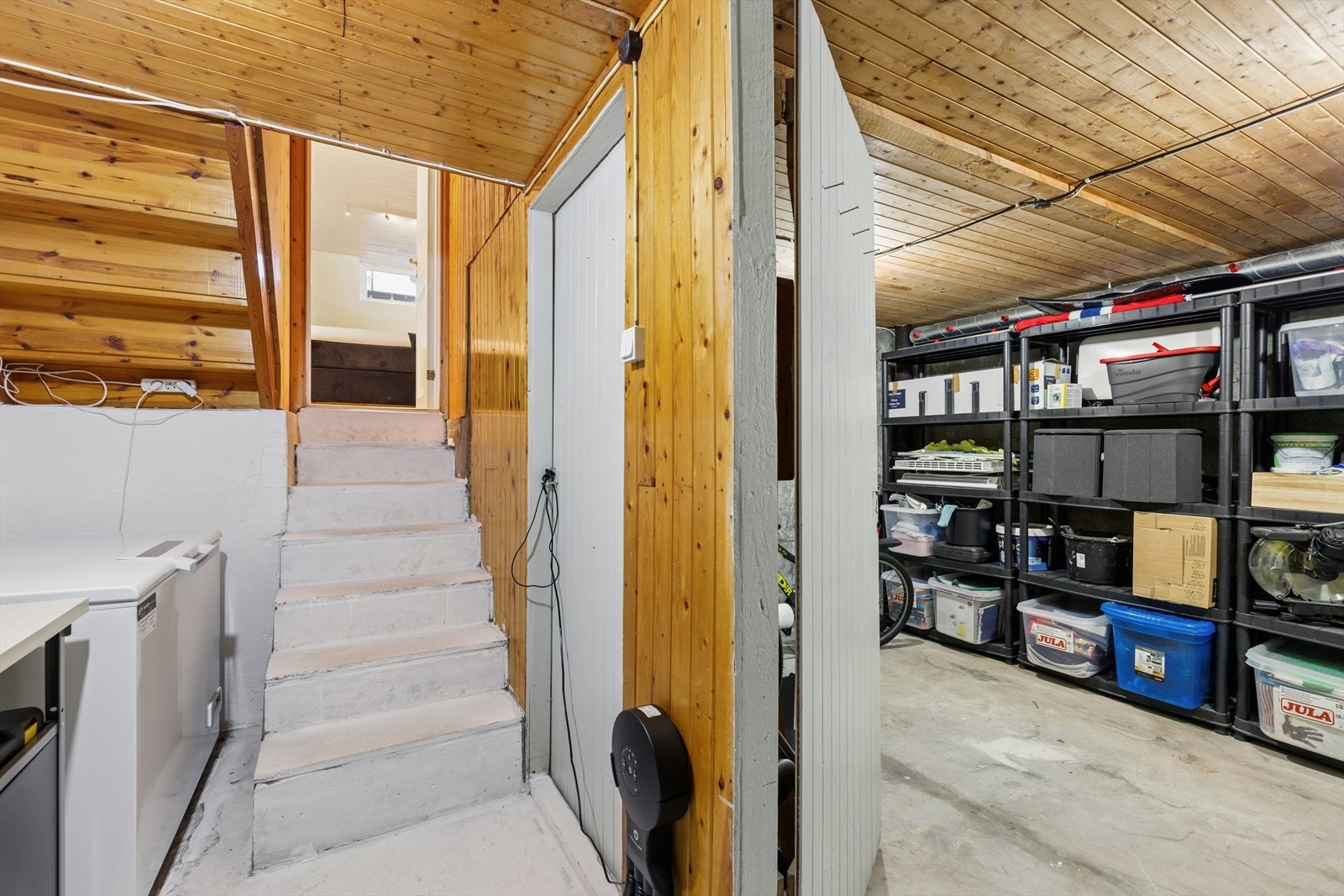 Stort, praktisk bodareal med god plass til oppbevaring. Galleribilde