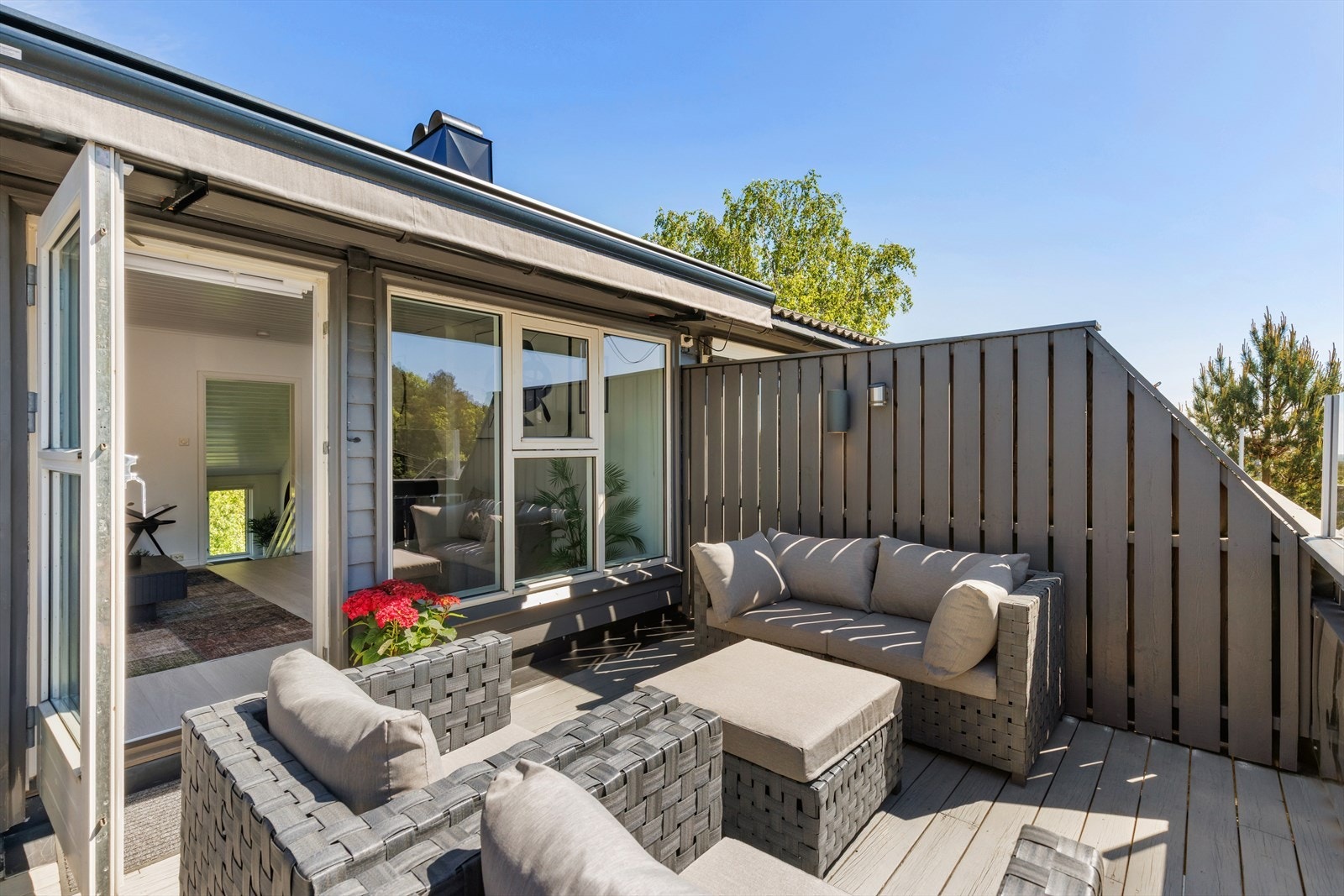Fra boligen er det gode solforhold og flere innbydende uteplasser, herunder balkong, terrasse og hage. Galleribilde