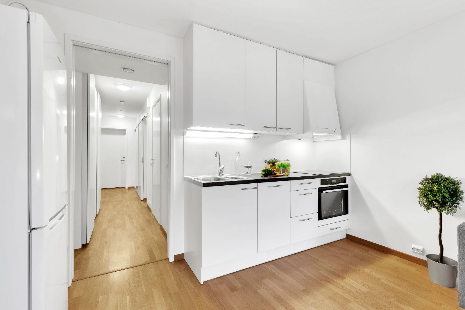 Kjøkken med oppvaskmaskin og komfyr. God skapplass. Galleribilde