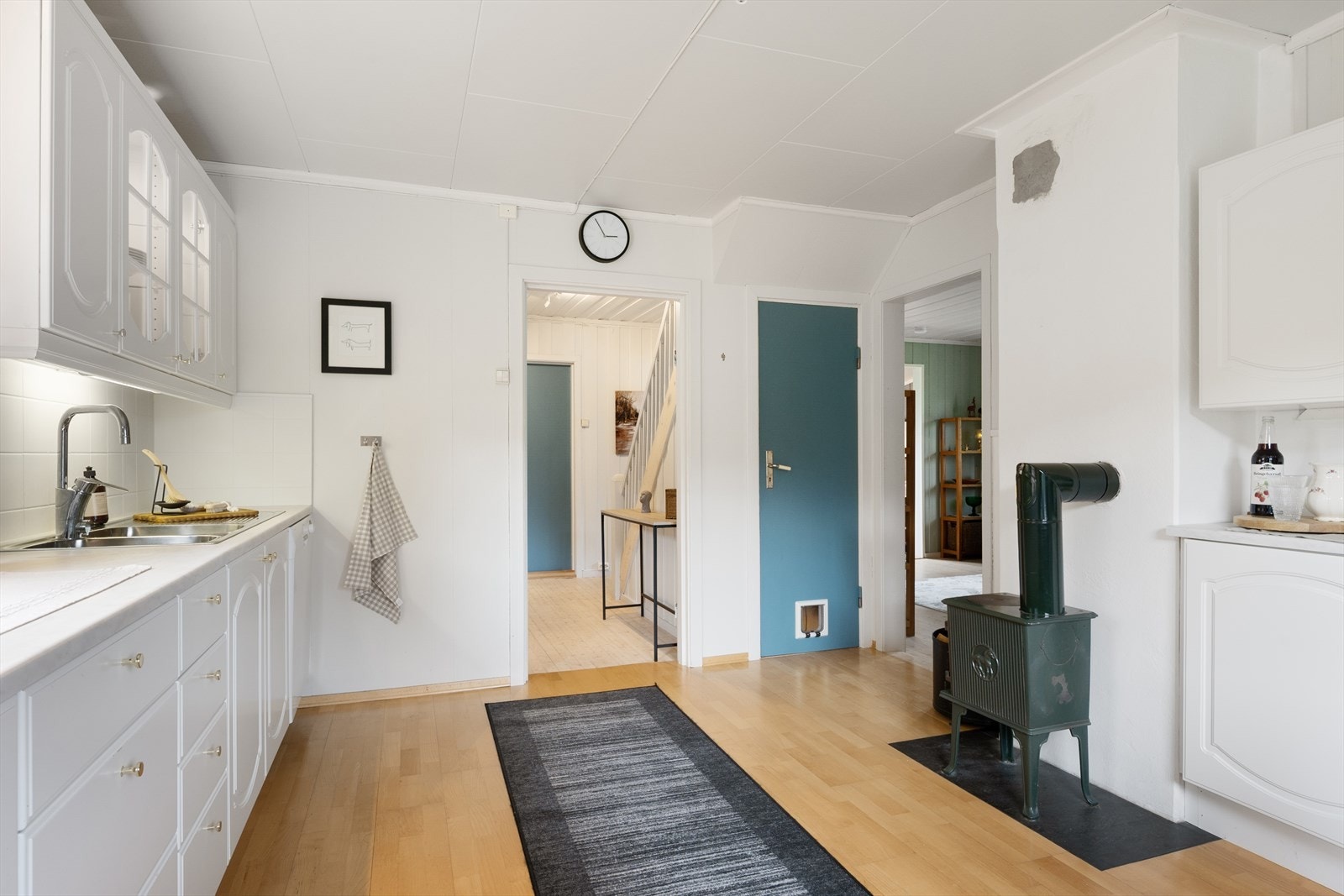 Vedovnen på kjøkkenet bidrar til både varme og god atmosfære. Galleribilde
