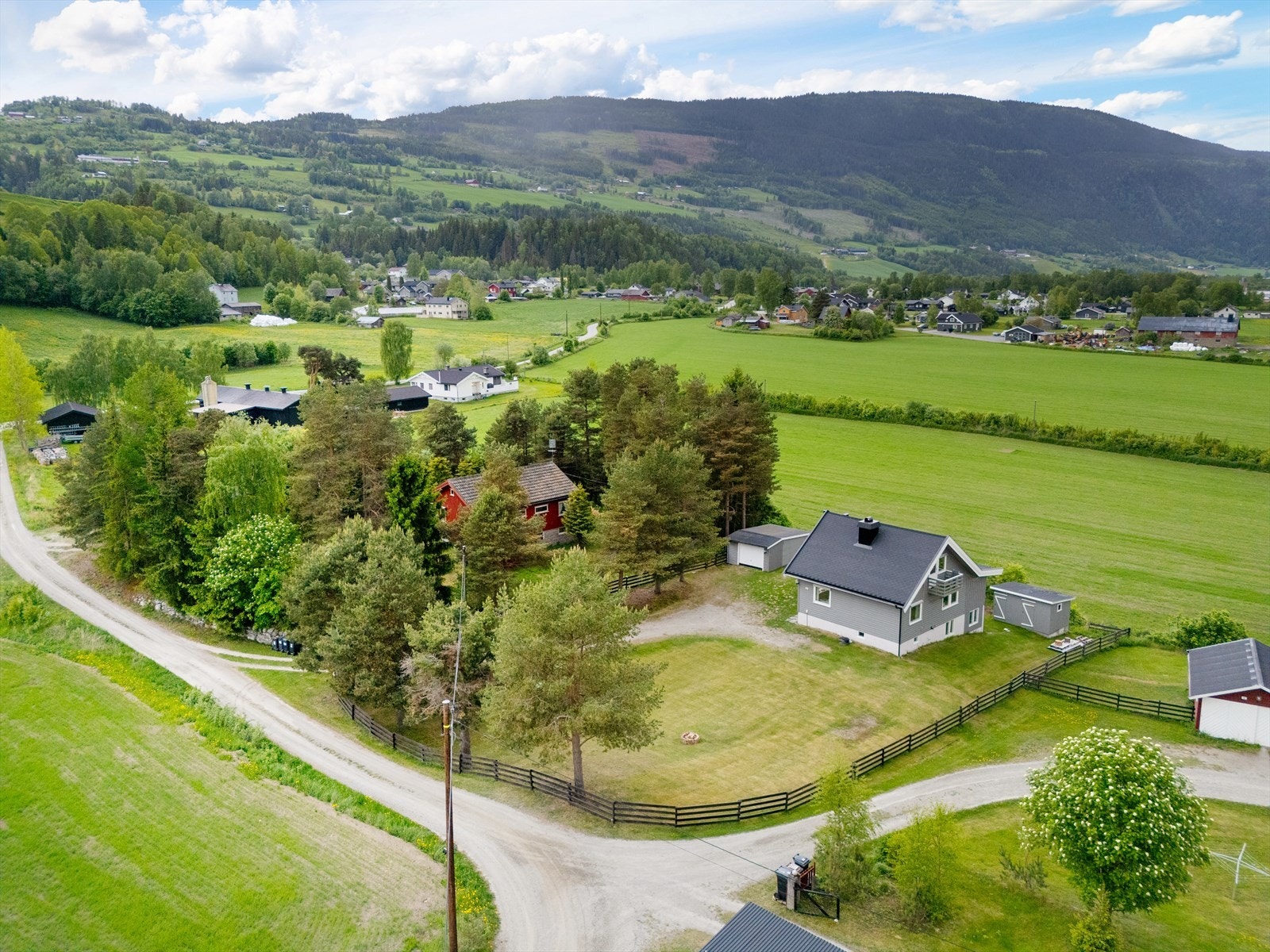 Eiendommen ligger landlig til i et barnevennlig område. Galleribilde