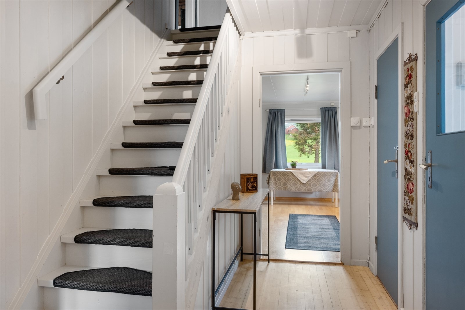 Trappen som binder etasjene sammen har nyere rekkverk. Galleribilde