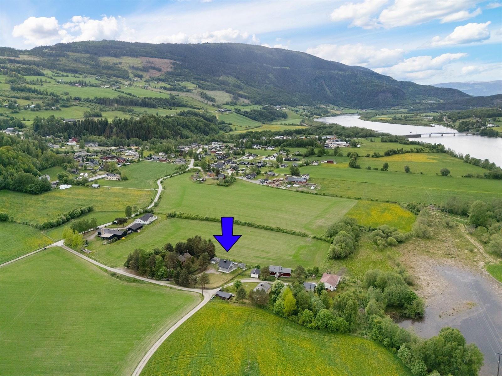 Herfra er det ca 5-10 minutters kjøring til skole og barnehage, og nærhet til ulike servicetilbud og flotte tur- og fjellområder. Galleribilde