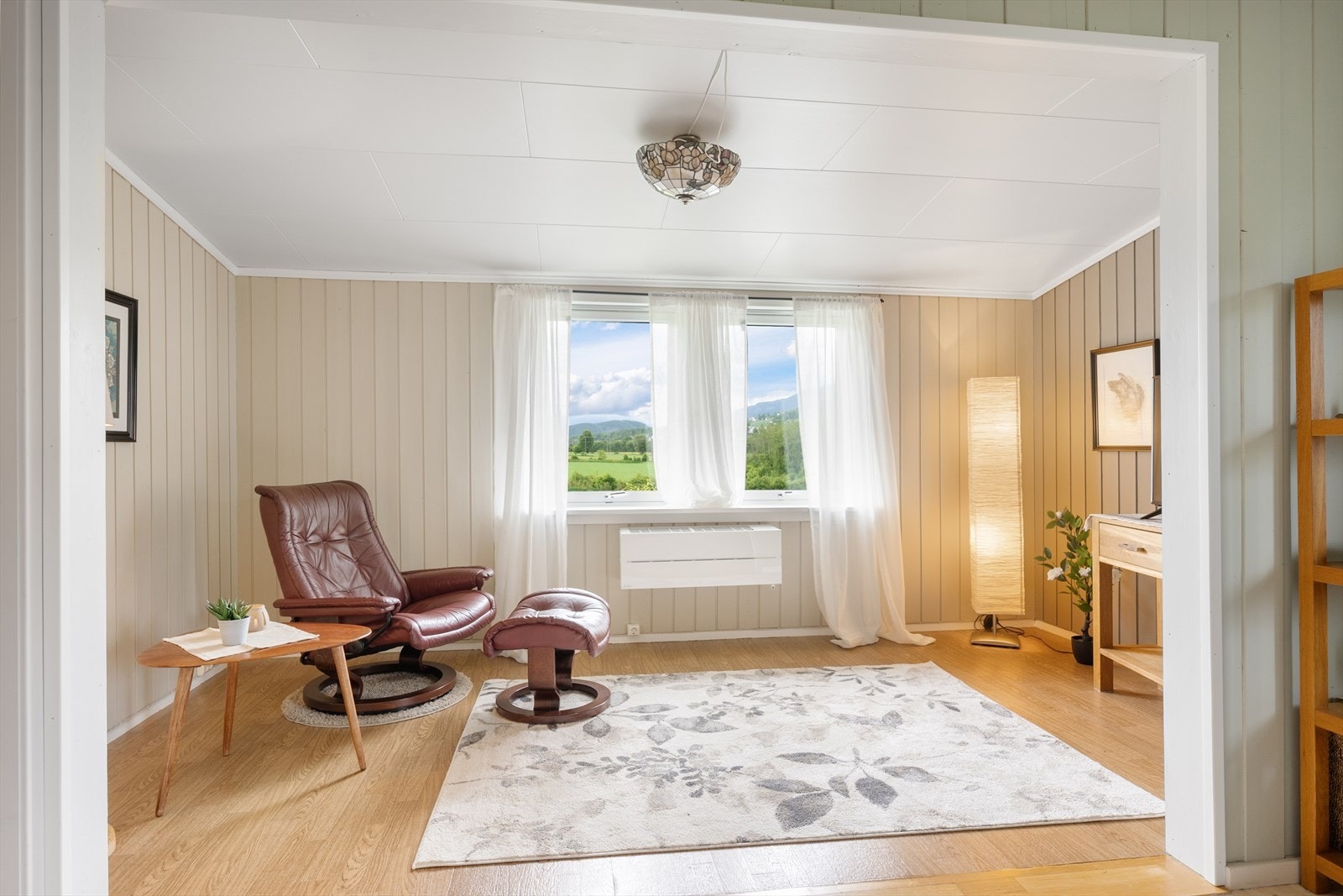 En egen del av stua gir rom for en lesekrok eller en ekstra sittegruppe. Galleribilde
