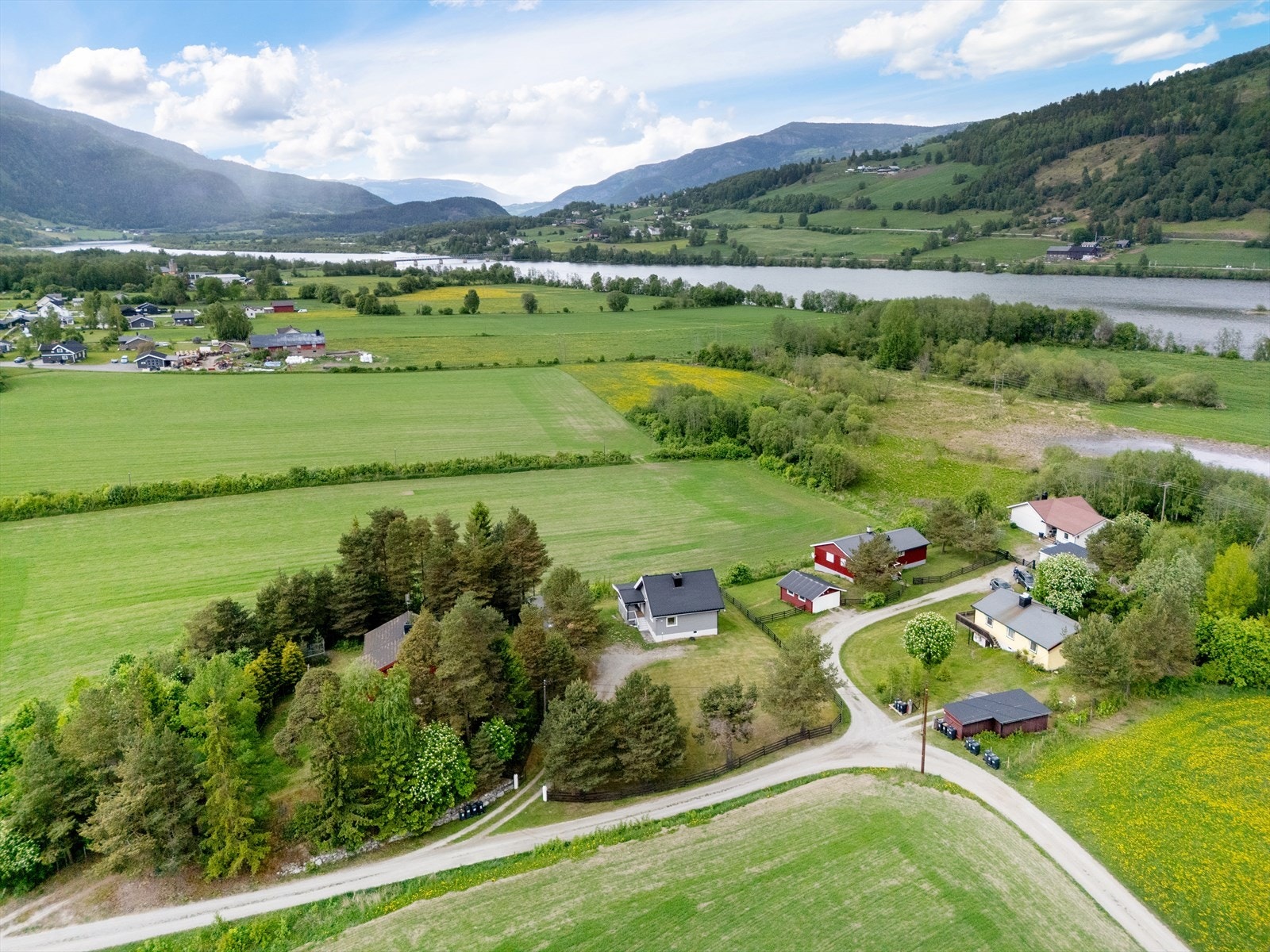 Området preges i hovedsak av spredt bebyggelse og noe landbruk. Galleribilde