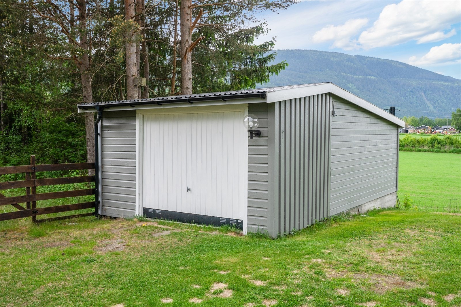 Parkering i frittstående garasje på 27 m². Galleribilde