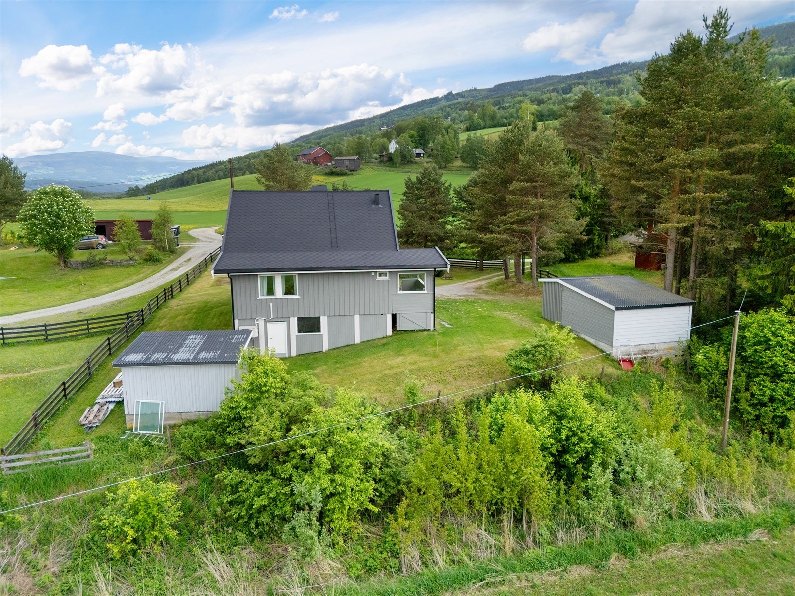 "Evjemo" ble oppført i 1959 og består av bolig, garasje og uthus. Galleribilde