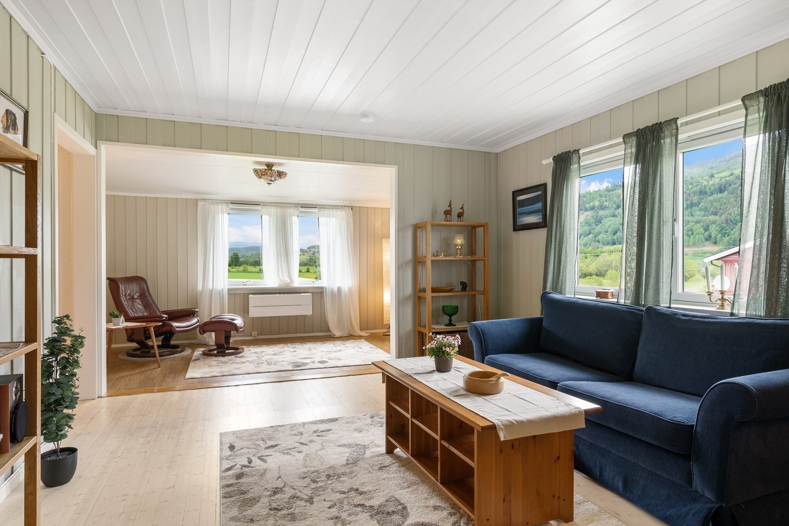 Stua har en åpen og luftig romfølelse. Galleribilde